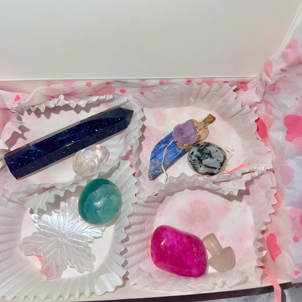 Valentine’s Day Crystal Gift Box | 8-Piece Intuitively Chosen Crystal Set